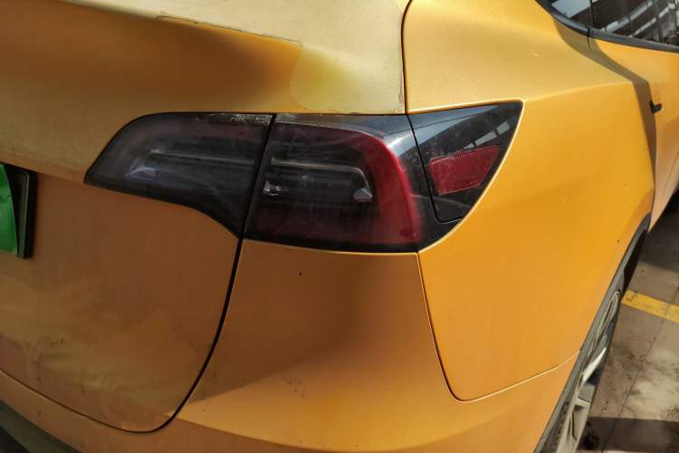 Used Tesla Model Y 2021 Standard Range Rear-Wheel Drive Version Right Rear Taillight