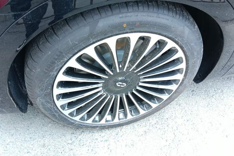 Used Hima AITO M9 2025 Extended-Range Ultra Version 52 kWh 6-Seater Left Front Wheel Hub