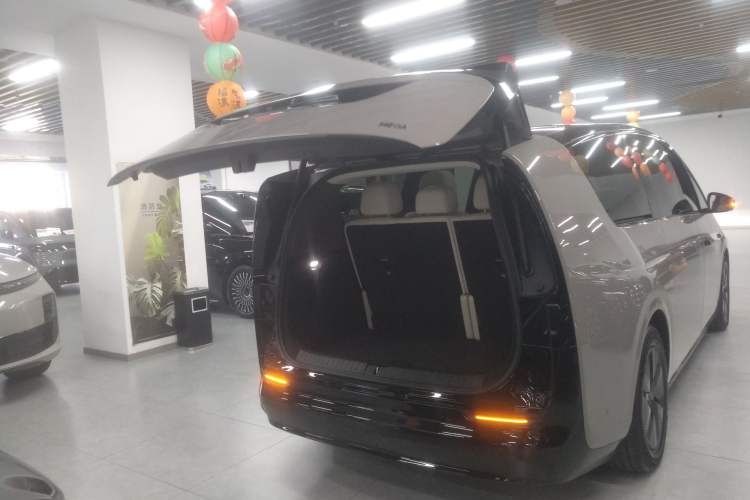 Used Li Auto MEGA 2024 Ultra Model