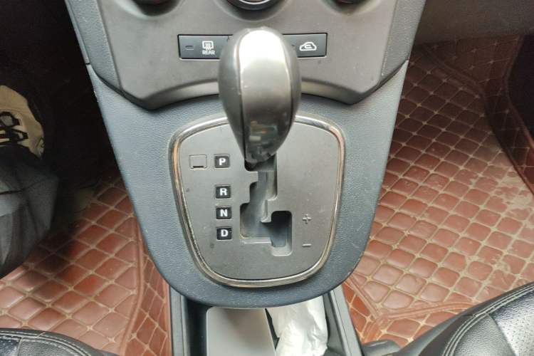 Used Kia Carens 2011 2.0L 7-Seater Automatic Standard Edition Gear Lever