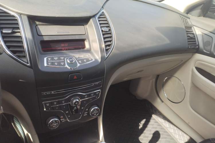 Used Bestune B50 2013 1.6L manual luxury version Audio And AC Panel