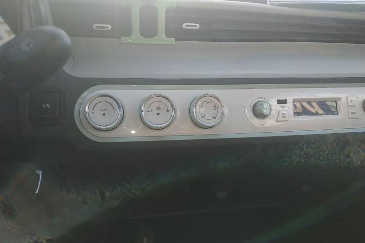 Used Wuling Hongguang MINIEV 2021 Macaron Premium Model – Lithium Iron Phosphate Audio And AC Panel