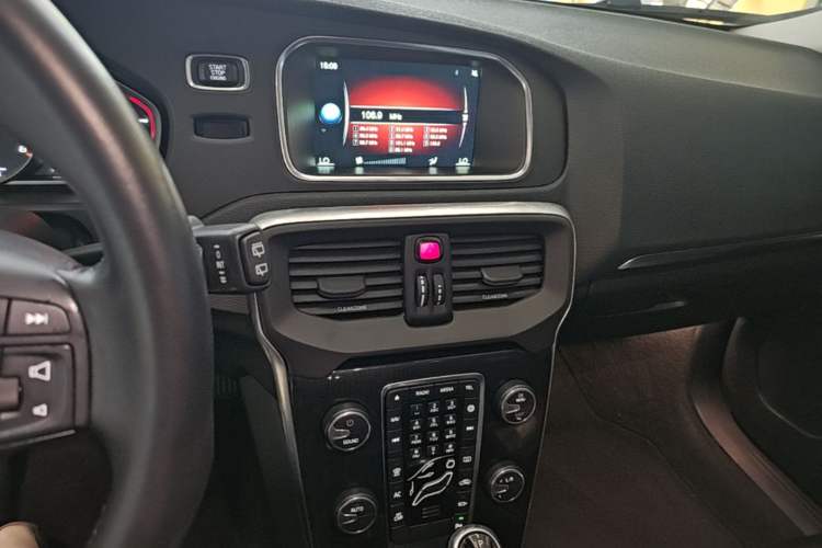 Used Volvo V40 2017 T3 Zhiyi Edition Audio And AC Panel