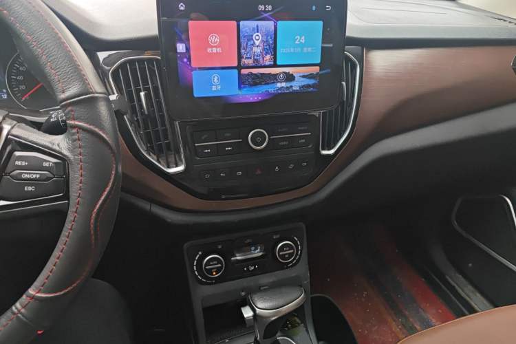 Used FAW Senya R7 2017 Smart Connected Version 1.6L Automatic Enjoyment Model Audio And AC Panel