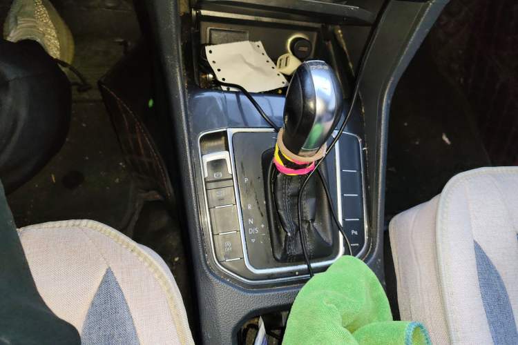 Used Volkswagen Golf Sportsvan 2018 2nd Anniversary Edition 230TSI Automatic Trendy Version Gear Lever