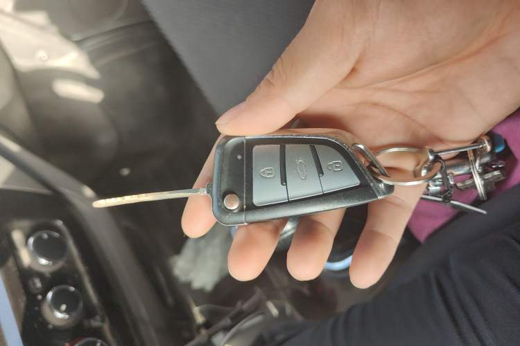 Used Dongfeng Yufeng EM26 2023 Standard Edition 41.472 kWh Henan Lithium Power Vehicle Key