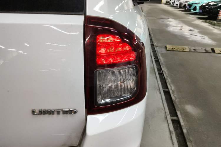 Used Jeep Compass 2014 Revised Version 2.4L Four-Wheel Drive Luxury Edition Exterior 3