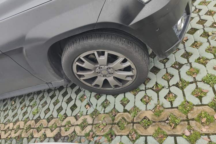 Used Mercedes-Benz GLK-Class 2011 GLK 300 4MATIC Fashion Model Right Front Wheel Hub