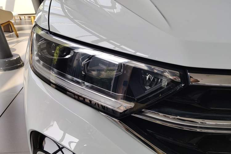 Used Volkswagen T-ROC 2025 Facelifted 300TSI DSG Two-Wheel-Drive Chen Guang Edition
