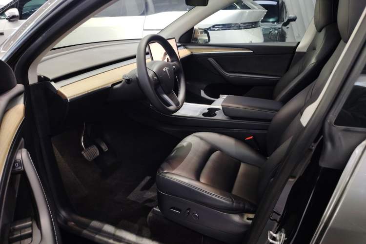 Used Tesla Model Y 2022 Long-Range All-Wheel-Drive Version