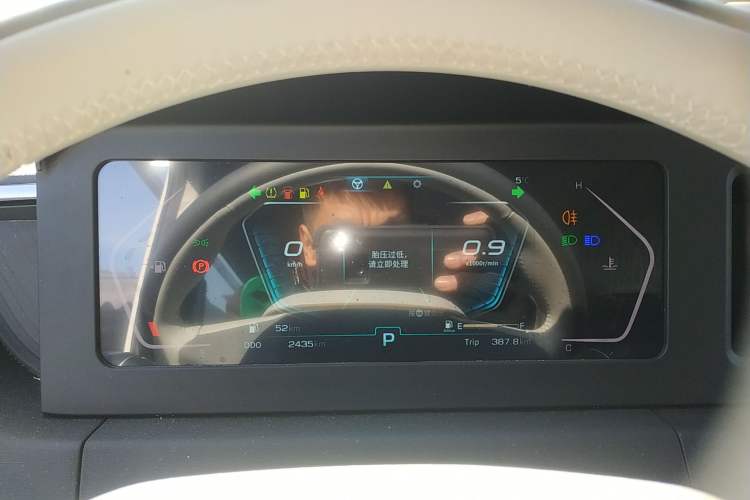 Used Sinotruk Pioneer V 2024 Multi-Function Edition 2.0T Automatic Mid-Roof with Central Axle
