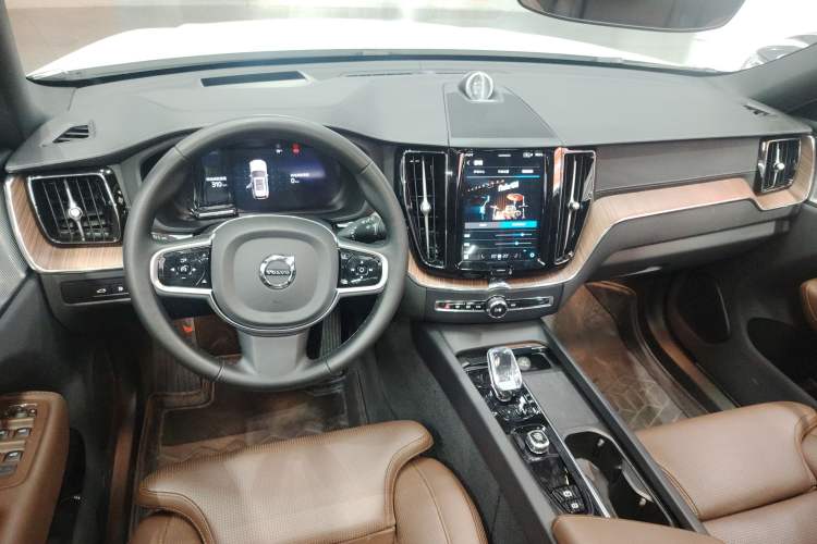 Used Volvo XC60 New Energy 2024 T8 Plug-in Hybrid Long-Range All-Wheel Drive Smart Luxury Edition Center Console