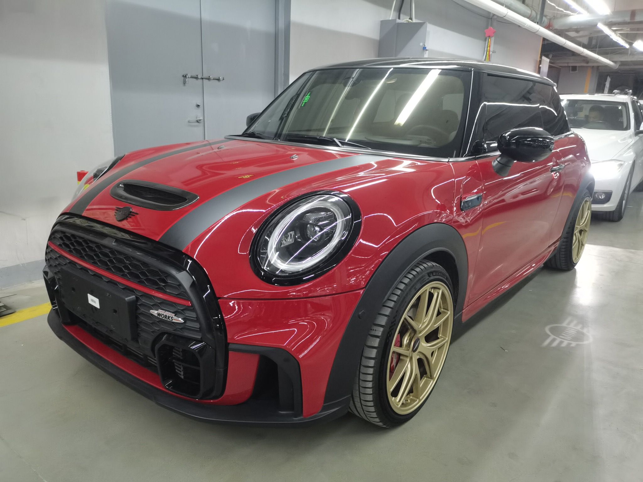 تحت مقدمة السيارة