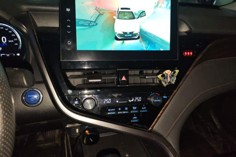 Used Toyota Camry 2021 Dual-Motor 2.5HG Luxury Edition Audio And AC Panel