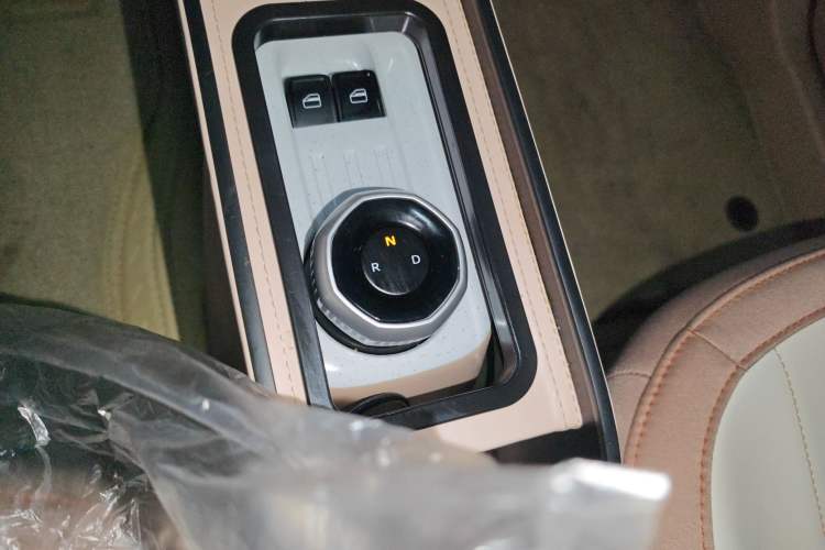 Used Geely Galaxy Panda 2024 Panda Mini 200km Endurance Bear Gear Lever