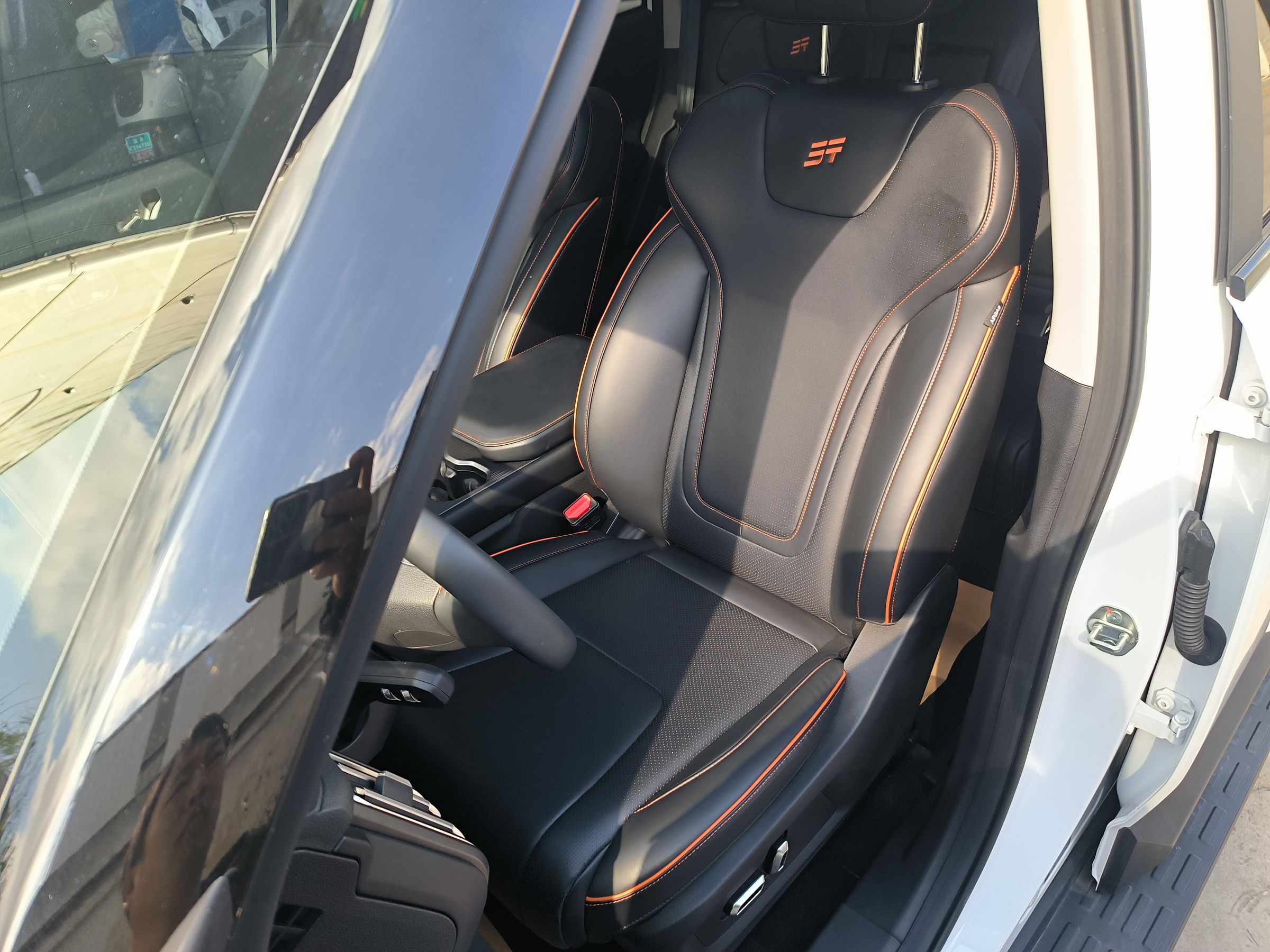 المقاعد الأمامية داخل السيارة