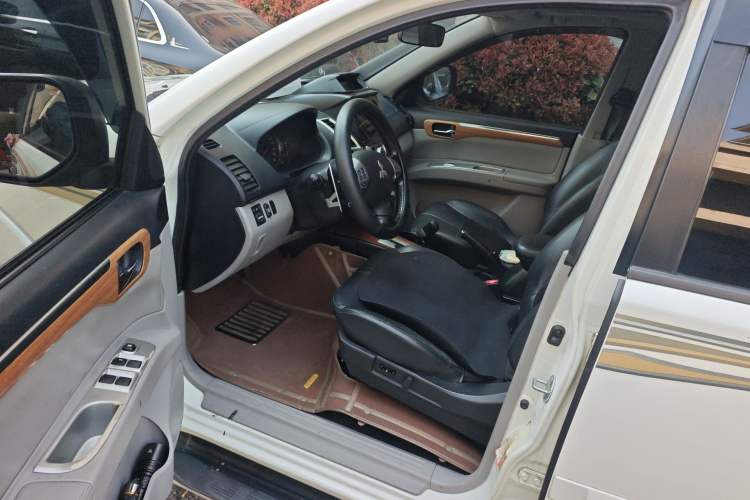 Used Mitsubishi Pajero Sport 2011 3.0L Sport Navigation Edition Driver Seat