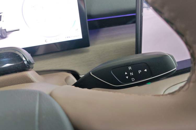 Used Chery Fengyun T8 2025 1.5T 130km Deluxe Version 5 Seats Gear Lever