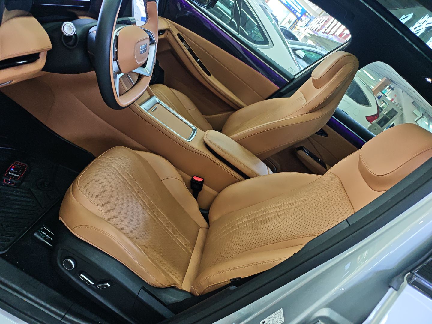 المقاعد الأمامية داخل السيارة