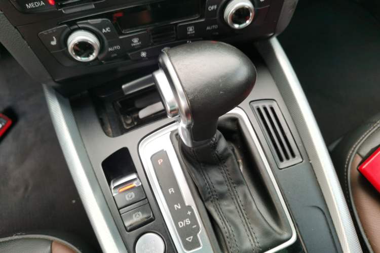 Used Audi Q5 2017 40 TFSI Technology Edition Gear Lever