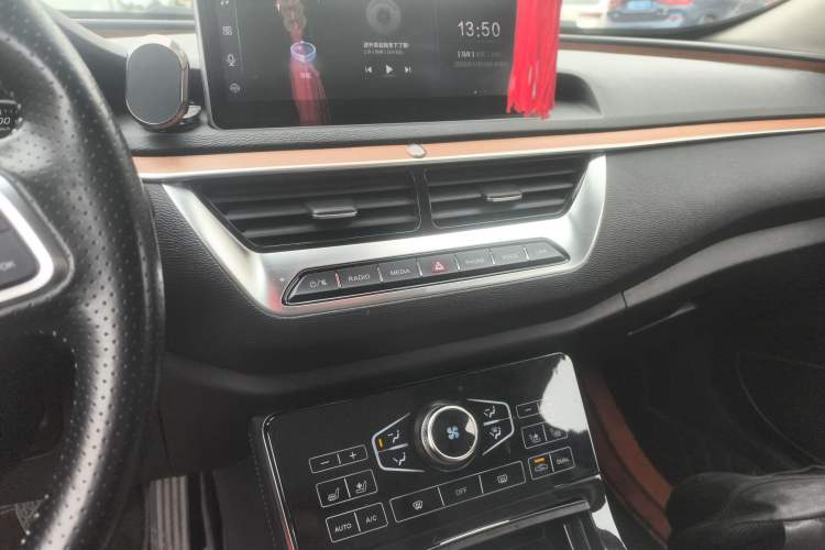 Used Hongqi H5 2019 30TD Smart Connect Enjoy Edition Audio And AC Panel