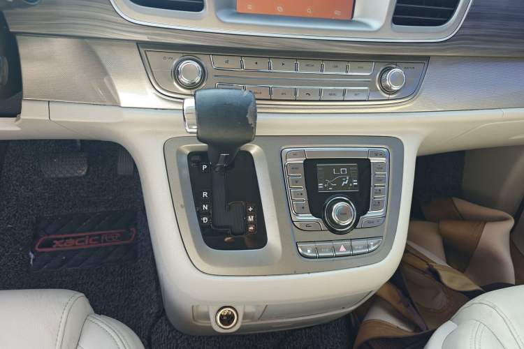 Used SAIC MAXUS G10 2018 PLUS 2.0T Automatic Smart Edition Gear Lever