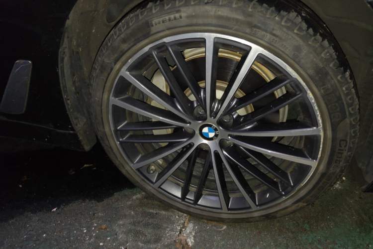 Used BMW 5 Series 2021 Facelifted 530Li Leading Edition M Sport Package Right Front Wheel Hub