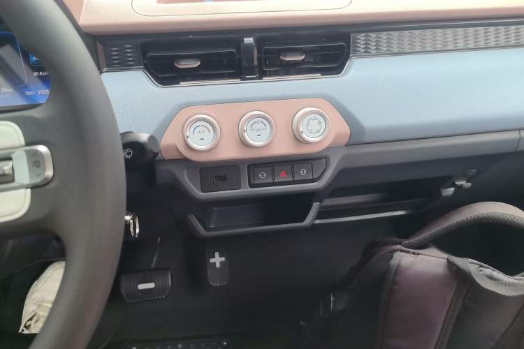 Used Chery QQ Ice Cream 2024 Edition Youth Version 205km Sundae Audio And AC Panel