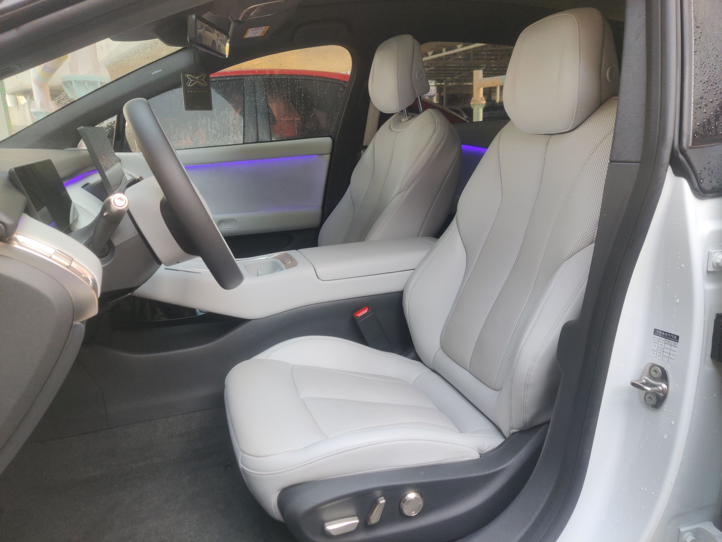 المقاعد الأمامية داخل السيارة