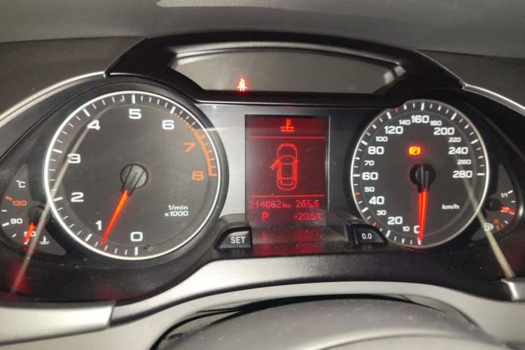 Used Audi A4L 2012 2.0 TFSI automatic Comfort trim level Instrument Cluster