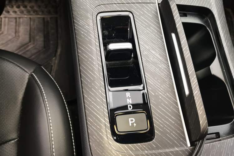 Used Venucia V DD-i 2023 60km iD Version Gear Lever