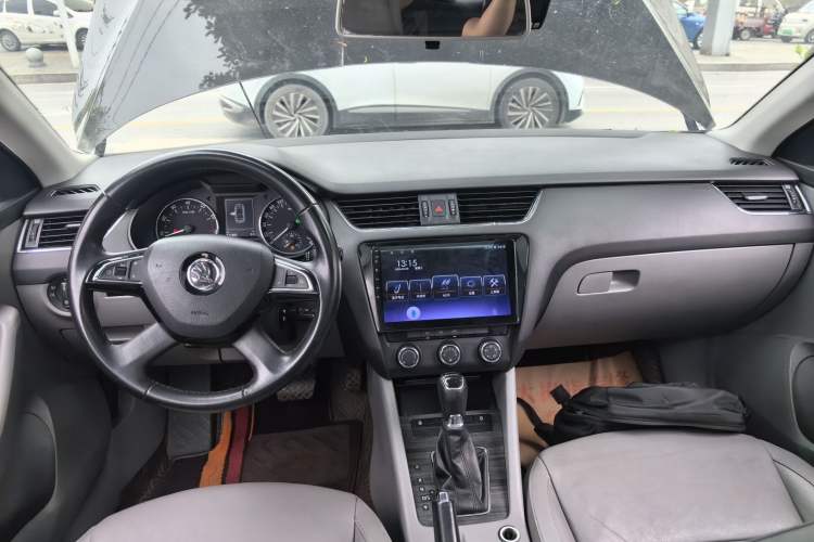 Used Skoda Octavia 2015 1.6L Automatic Yijun Edition Center Console