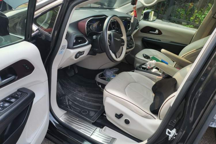 Used Chrysler Grand Voyager 2017 3.6L Premium Edition Driver Seat