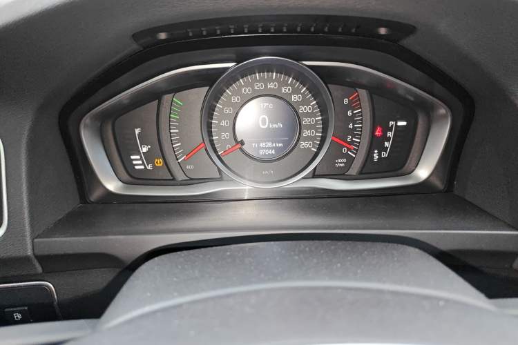 Used Volvo S60 2015 S60L 2.0T Zhiyuan Edition Odometer Close Up