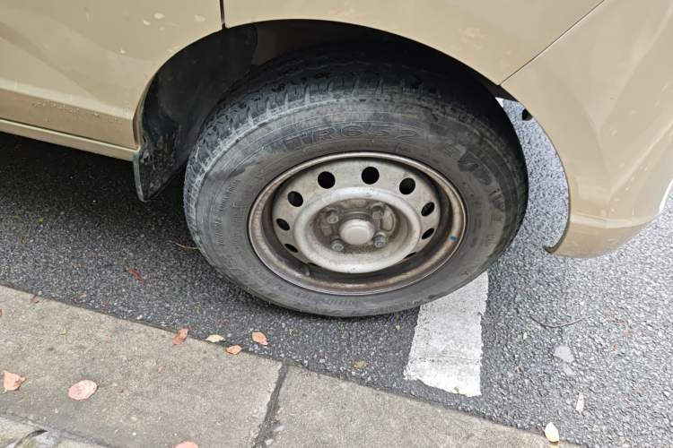 Used Wuling Rongguang S 2023 1.5L Base Version 5/7 Seats Right Front Wheel Hub