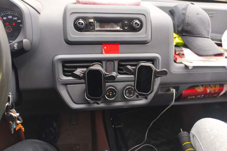 Used Wuling Yangguang 2024 300km Range Practical Window-Sealed Version 60kW Audio And AC Panel