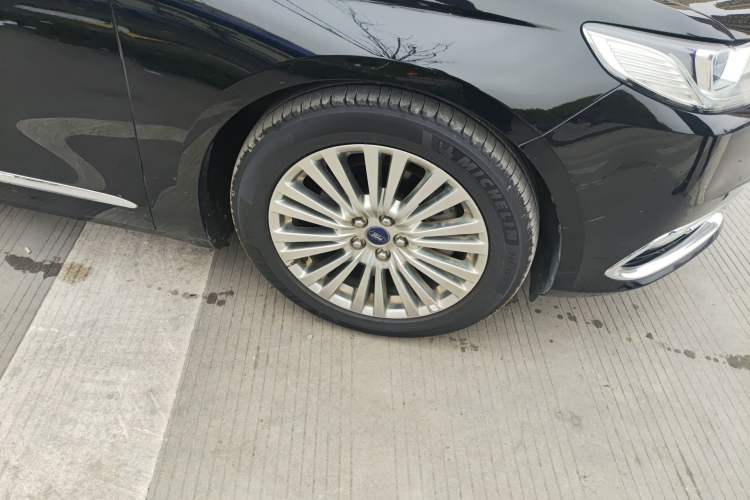 Used Ford Taurus 2015 EcoBoost 245 Luxury Model Right Front Wheel Hub