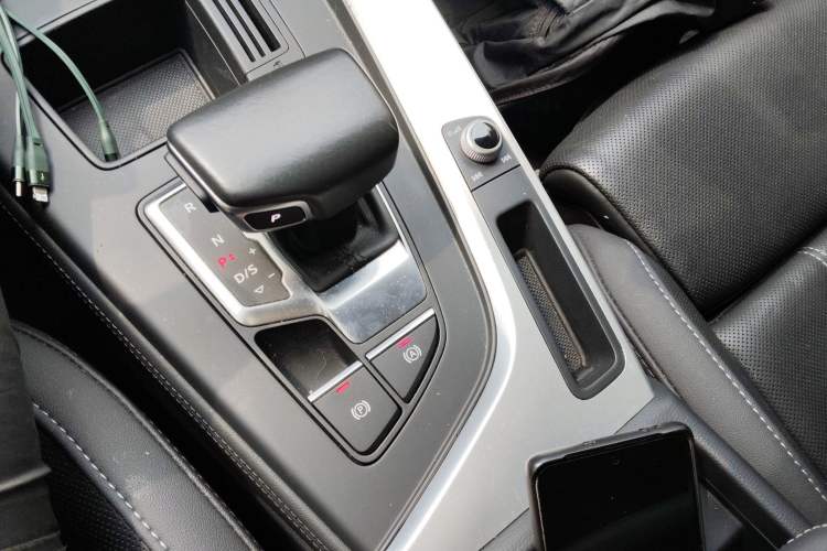 Used Audi A4L 2022 40 TFSI Luxury Dynamic Model Gear Lever