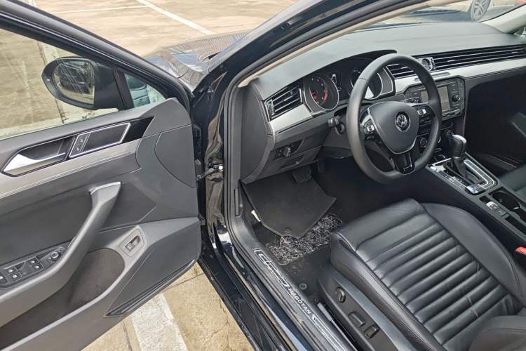 Used Volkswagen Magotan 2019 330TSI DSG Leading Edition China V Standard Driver Seat