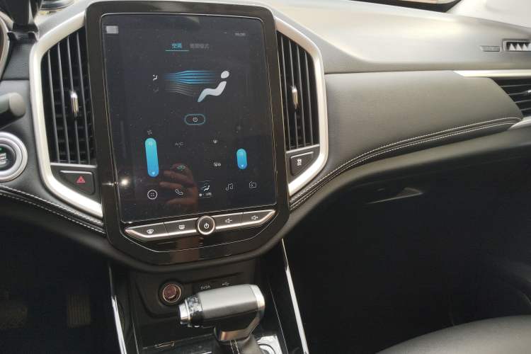 Used Baojun 530 2020 1.5T CVT Luxury Connected Version 5 Seats Center Console