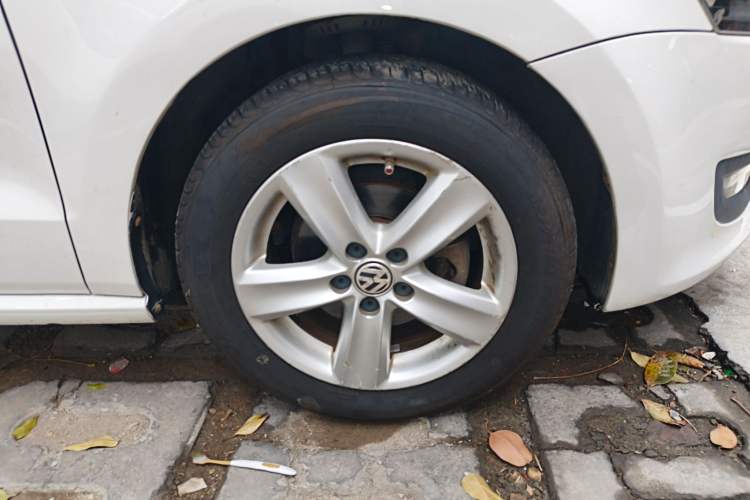 Used Volkswagen Polo 2011 1.6L Automatic ZhiShang Version Right Front Wheel Hub