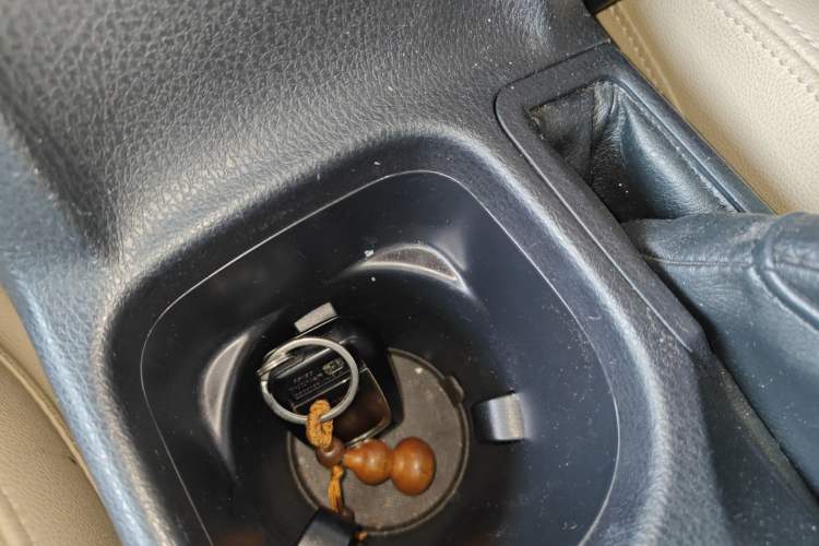 Used Toyota RAV4 2019 2.0L CVT Two-Wheel Drive Luxury Version China VI Standard
