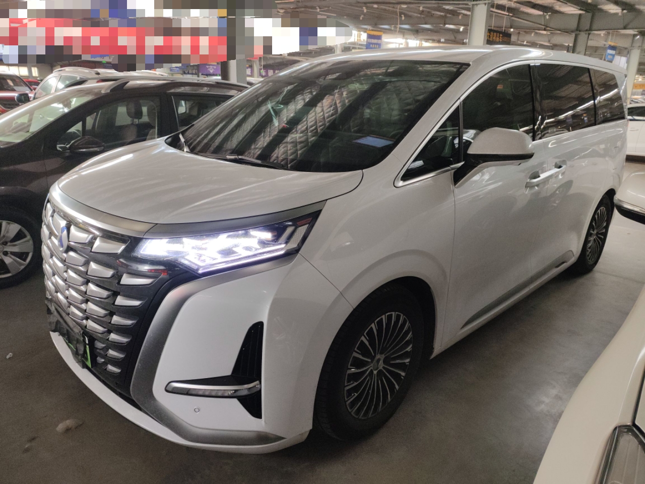 تحت مقدمة السيارة