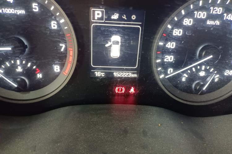 Used Hyundai Tucson 2015 1.6T Dual-Clutch Two-Wheel-Drive Smart Model Odometer Close Up