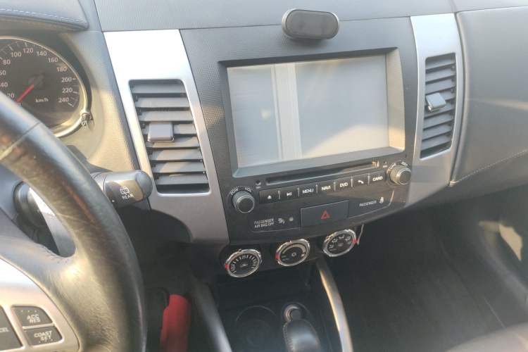 Used Mitsubishi Outlander 2012 Kicks 2.0 Sport Navigation Edition