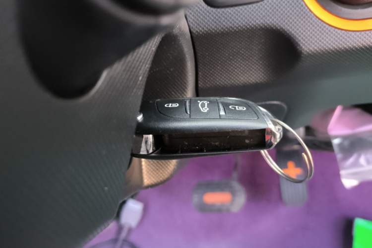 Used Wuling Hongguang MINIEV 2021 Macaron Sandwich Model 120 km Lithium Iron Phosphate