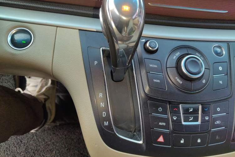 Used Buick GL8 2018 28T Luxury Model China VI Standard Gear Lever