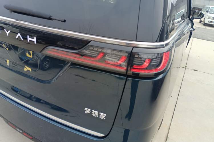 Used VOYAH Dream 2025 EV Four-Wheel Drive Flagship Kunpeng Edition
