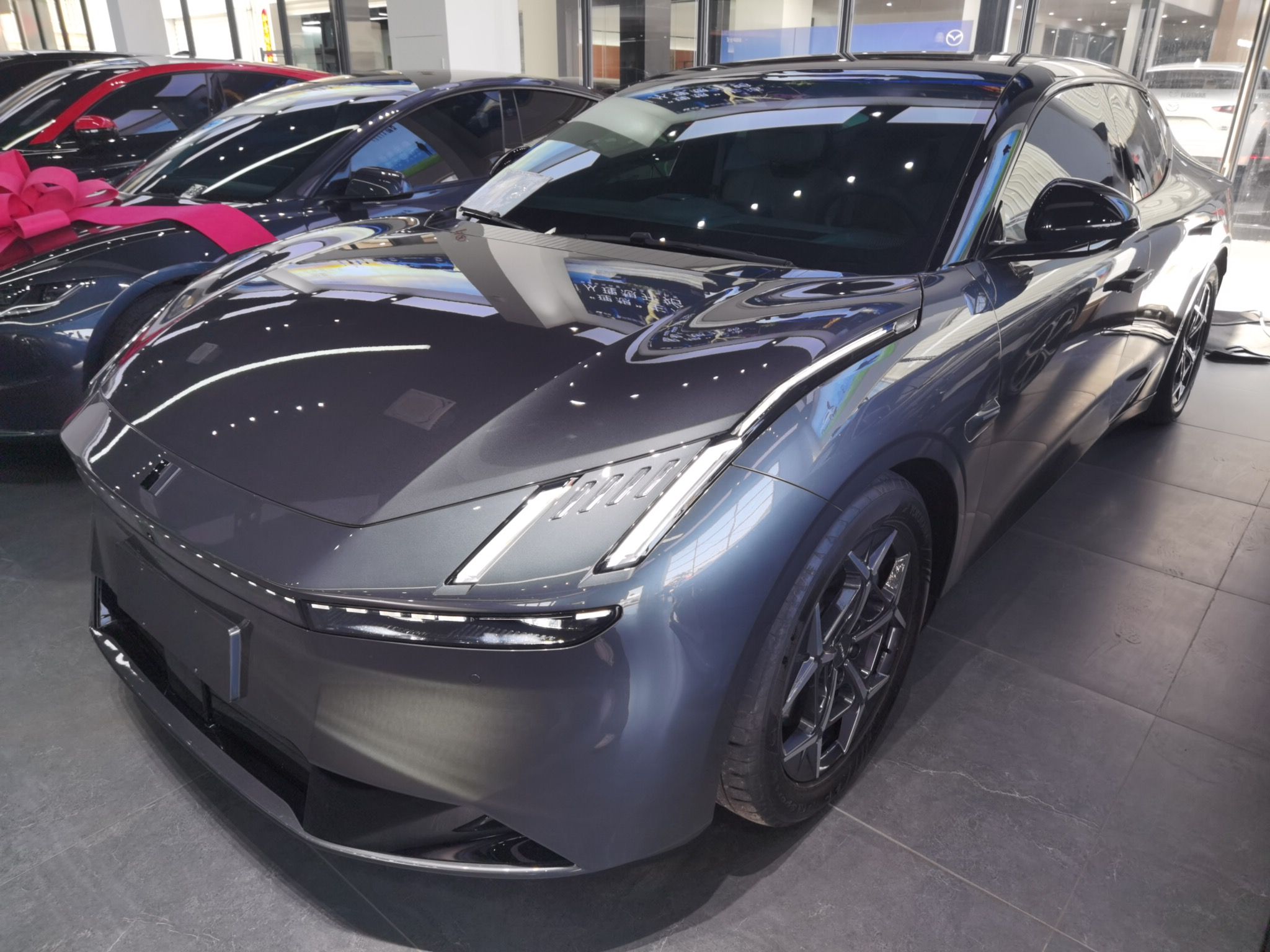 تحت مقدمة السيارة