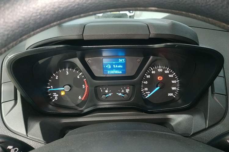 Used Ford Transit 2019 2.0T Diesel Multi-Purpose Commercial Vehicle Mid-Drive Mid-Roof 6-Seater China VI Standard